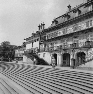 Dresden-Pillnitz. Schloß (1720-1725, M. D. Pöppelmann; 1788-1791, J. D. Schade). Wasserpalais, Elbseite mit Freitreppe