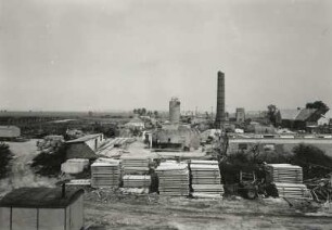 Doberlug-Kirchhain-Werenzhain. Gelände der ehem. Ziegelei nach dem Durchzug der Windhose vom 24.5.1979. Ansicht mit eingestürztem Trockenschuppen, deformiertem Hochbehälter und gekapptem Schornstein