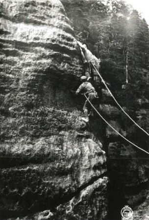 Sächsische Schweiz, Schmilka. Großer Falknerturm. Seilschaft Ehrhardt Renger nach dem Übertritt im Übergangsweg (VIIa [VIIb])