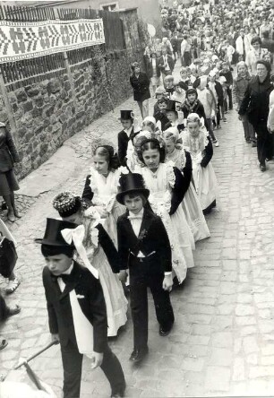 Vogelhochzeitszug : Festumzug am Tag der Vogelhochzeit. Vorn: Kinder stellen einen sorbischen katholischen Hochzeitszug dar (Hochzeitsbitter, Brautpaar, Trauzeugen und Brautjungfern), dahinter Kinder in Vogelkostümen