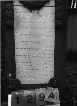 Grabstein 129 (Index: 100100301) Maße HxBxT: 157x57x40 cm Symbolik: Verzierungen: Grabstein 129A