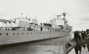 Leichter Kreuzer (Königsberg-Klasse) der Reichsmarine nahe am Kai : Swinemünde. Leichter Kreuzer (Königsberg-Klasse) der Reichsmarine nahe am Kai