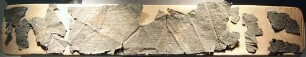 Sechs Fragmente eines Diadems oder Gürtels. Das Blech ist mit einem sechsfachen Flechtband verziert, die Flechten bestehen aus je drei Fäden. ...