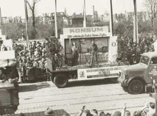Dresden. Maidemonstration 1951 : Demonstrationszug von der Güntzstraße zum Straßburger Platz (Fucikplatz) in Dresden mit Agitationswagen "Konsum. Wir arbeiten für Einheit, Frieden, Aufbau"