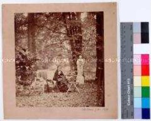 Fotoporträt von Fanny von Boyen, als betagte Frau im Park sitzend
