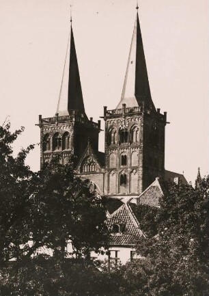 Xanten. Die Spätromanische Westfassade des Xantener Doms St. Victor, bereits gotisch geprägt mit den Doppeltürmen
