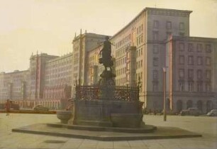 Leipzig-Zentrum. Mägdebrunnen (1906; Werner Stein) und Ringbebauung Roßplatz (1953-1955; Rudolf Rohrer und Kollektiv)