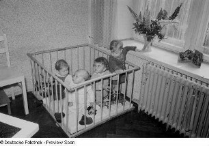 Kleinkinder in einem Laufstall