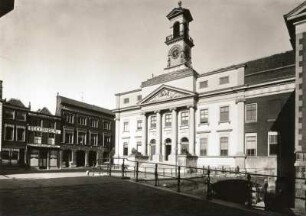 Dordrecht, Rathaus : Dordrecht. Südholland. Rathaus (vorher Börse der flämischen Tuchhändler) Stadhuis