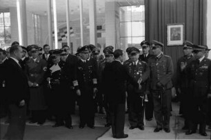 Bukarest: (stellvertr. Ministerpräsident und Außenminister) Prof. Mihai Antonescu begrüßt die Gesandten