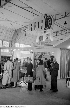 Besucher der Leipziger Herbstmesse 1954 am Stand der Reichhold Chemie AG (Hamburg)