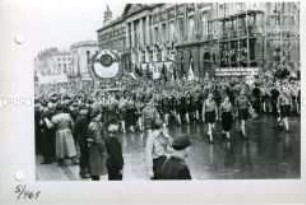 Demonstration zum Deutschlandtreffen der FDJ am Pfingstsonntag