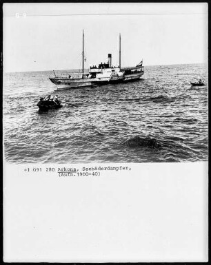 Seebäderdampfer mit Ruderbooten