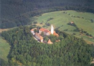 Seitenroda. Leuchtenburg (Museum; Erwähnung 1221, Wiederherstellung M. 15. Jh., Umbau 19. Jh.). Luftbild-Schrägaufnahme von Südost