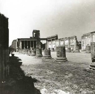 Pompeji. Basilika (200ante/151ante). Blick nach Nordwesten mit Tribunal