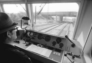 Karlsruhe; Appenweier: Führerstand des neuen Turmtriebwagens in Fahrt, Karlsruhe - Appenweier