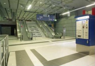 Dresden-Klotzsche, Flughafenstraße. S-Bahnhof Dresden-Flughafen (Tunnelbahnhof). Blick zur Treppenanlage. Ansicht mit Fahrkartenautomat