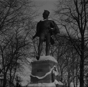 Stralsund. Schilldenkmal, Ferdinand Baptista von Schill, in den Schillanlagen im Winter