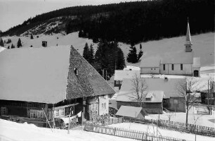 Muggenbrunn: Blick auf Schwarzwaldhaus und Kirche