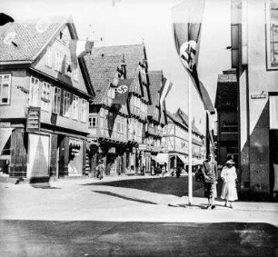 Geschäftsstraße : Blick durch eine von Geschäften gesäumte Straße