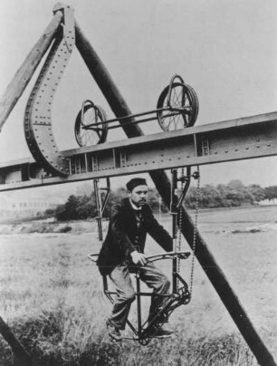 Fahrrad für eine leichte Bergschwebebahn : Fahrrad für eine leichte Bergschwebebahn. Reproduktion aus: Einschienige Schwebebahnen nach den Patenten Eugen Langen / Herausgegeben von der Continentalen Gesellschaft für elektrische Unternehmungen, Nürnberg, Abteilung für Schwebebahnen. Elberfeld 1899. Seite 29, Abbildung 9 (rechts)