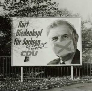 Werbetafel der CDU mit Bild des Spitzenkandidaten Kurt Biedenkopf (teilweise überklebt) und Losung "Kurt Biedenkopf für Sachsen - Ein starkes Stück Deutschland"
