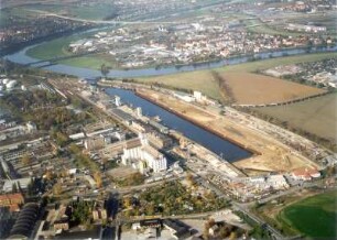 Dresden. Friedrichstadt mit Hafenmühle und Alberthafen, Elbe mit Flügelwegbrücke und Autobahnbrücke (A 4) und Übigau. Luftbild-Schrägaufnahme von Südost