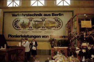 Berlin: U-Bahnhof Wittenbergplatz unter Denkmalschutz; Vorhalle mit alten Plakaten und Theke