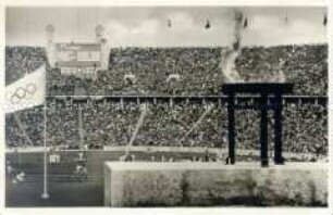 Das Berliner Olympia-Stadion mit olympischem Feuer