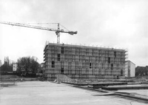 Baustelle Sächsische Landesbibliothek - Staats- und Universitätsbibliothek Dresden, Zentralbibliothek. Rohbau Südriegel (mit Gerüst) und Turmdrehkran. Ansicht der Nordseite, im Vordergrund Fläche des späteren Gründaches : Dresden-Räcknitz, Zellescher Weg 18. Baustelle Sächsische Landesbibliothek - Staats- und Universitätsbibliothek Dresden, Zentralbibliothek. Rohbau Südriegel (mit Gerüst) und Turmdrehkran. Ansicht der Nordseite, im Vordergrund Fläche des späteren Gründaches