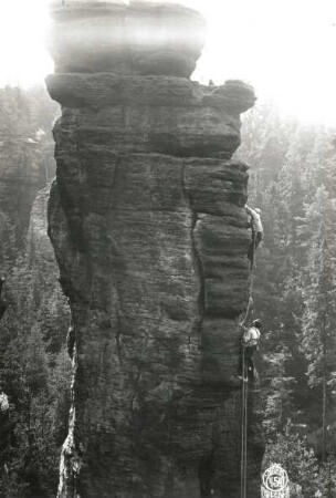 Böhmische Schweiz ( České Švýcarsko), Eiland (Ostrov). Emporturm (Vztyčená věž). Seilschaft Ehrhardt Renger an der Kante über dem 2. Ring des Alten Weges (VIIa). Blick vom Massiv