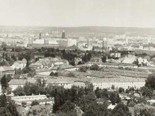 Dresden-Plauen. Blick vom Fichteturm über Gebäude der Technischen Universität Dresden und über Südvorstadt zum Stadtzentrum