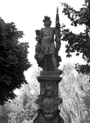 Figur eines Geharnischten mit Standarte. Sockelrelief: Brückensturz des Heiligen Johannes Nepomuk