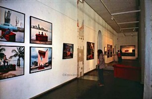 Kulturzentrum Marstall: Ausstellung "Die Rote Couch" von Horst Wackerbarth: Besucher in der Ausstellung