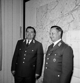 Polizeiinspektion Bad Oldesloe: Vorstellung des neuen Leiters Polizeihauptkommissar Gerhard Schöneich durch seinen Vorgänger Polizeirat Werner Schedulke: beide vor Karte des Kreises Stormarn