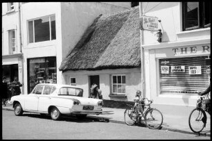 Killarney: Strohgedecktes Haus zwischen Geschäftshäusern