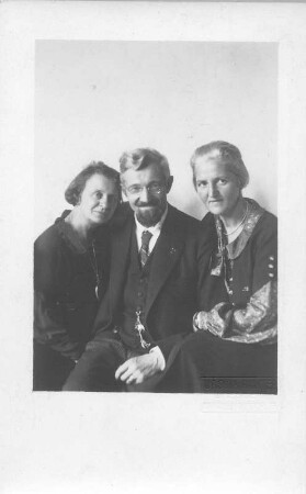 Dreierporträt (links Etha und Hans Richter)