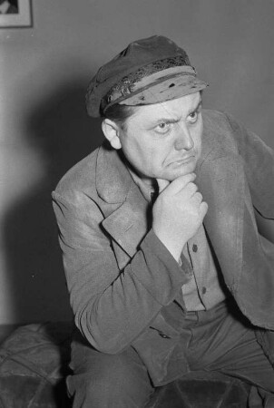 Szenenbilder aus "Der Mantel" von N. W. Gogol, Komische Oper. 1952