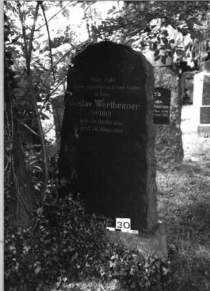 Grabstein 30 (Index: 100085374) Maße HxBxT: 170x76x23 cm Beschreibung: grob stelenhaft behauener Stein, Sockel: Grabstein 30