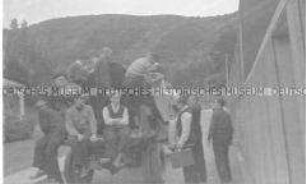 Selbstversenkung des Hochseepassagierdampfers "Columbus" am 19. Dezember 1939, Besatzungsangehörige im Internierungslager auf Angel Island, Kalifornien, auf einem Lastwagen