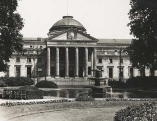 Hessen. Wiesbaden. Ansicht des 1905 im Stil des Neoklassizismus errichteten Kurhauses