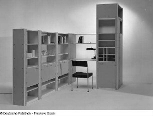 Anbauwand : Arbeitszimmer mit Anbaumöbeln "Simplex-Möbel" (1972; Hochschule für Kunst und Design Halle (Burg Giebichenstein)). Ansicht mit Schreibplatz sowie Schrank- und Regalteilen