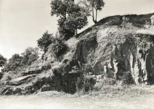 Gang von Grimmaer in Rochlitzer Quarzporphyr mit Eruptivbrekzie. Leipziger Land, Muldeufer bei Golzern-Bahren unterhalb der Neumühle