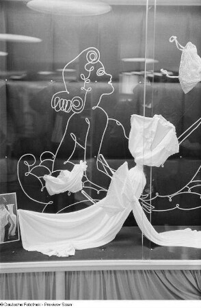 Damennachtwäsche in einer Vitrine auf der Leipziger Herbstmesse 1954