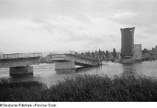 Wolgast. Zerstörte Brücke über die Peene