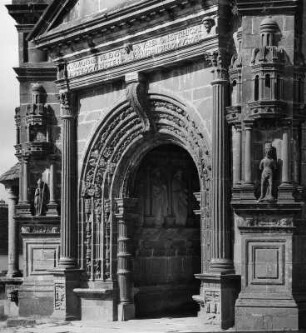 Guimiliau. Kirche. Portal (1606-1617)