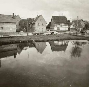 Ortsteilansicht mit Dorfteich und Gehöften