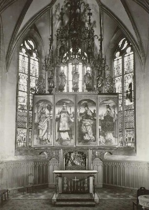 Döbeln, Nicolaikirche, Innenraum, Altar : Blick auf den Altar, Flügelaltar, 1. Wandlung, Mittelteil mit Erasmus, Petrus, Gregor I., Augustinus