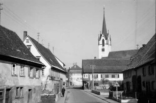 Betra: Dorfstraße mit Kirche