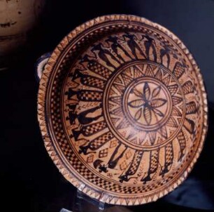 Athen. Archäologisches Nationalmuseum. Geometrische tiefe Schale, zw. 760-701 v. Chr. Männer und Frauen im Reigen